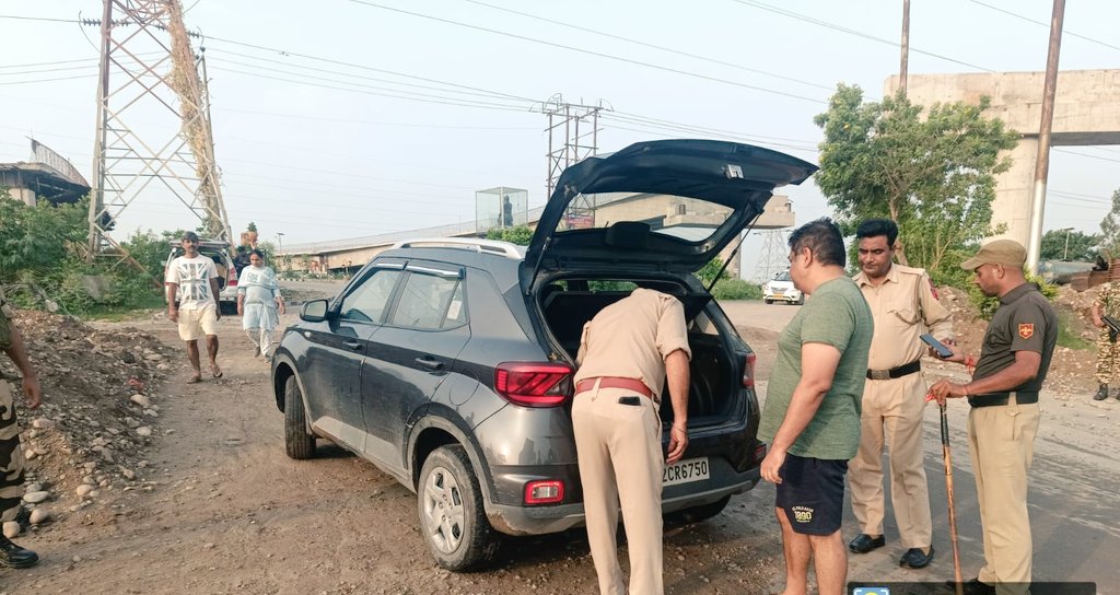 dmjammuofficial's tweet image. Flying Squad Teams and Static Surveillance Teams, round the clock, on ground, ensuring #ModelCodeofConduct compliance across the district.

@justcsachin @diprjk @ddnews_jammu