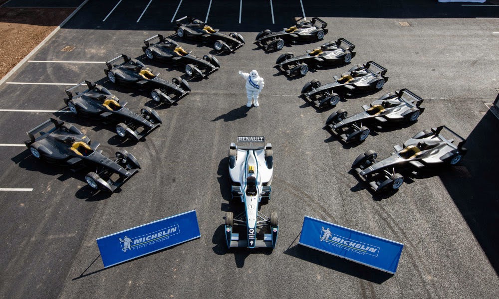 N_Birch's tweet photo. @karunchandhok @FIAFormulaE The Formula e Donington HQ launch. I'm the big guy in the middle! https://t.co/Y6CRzbOgtB