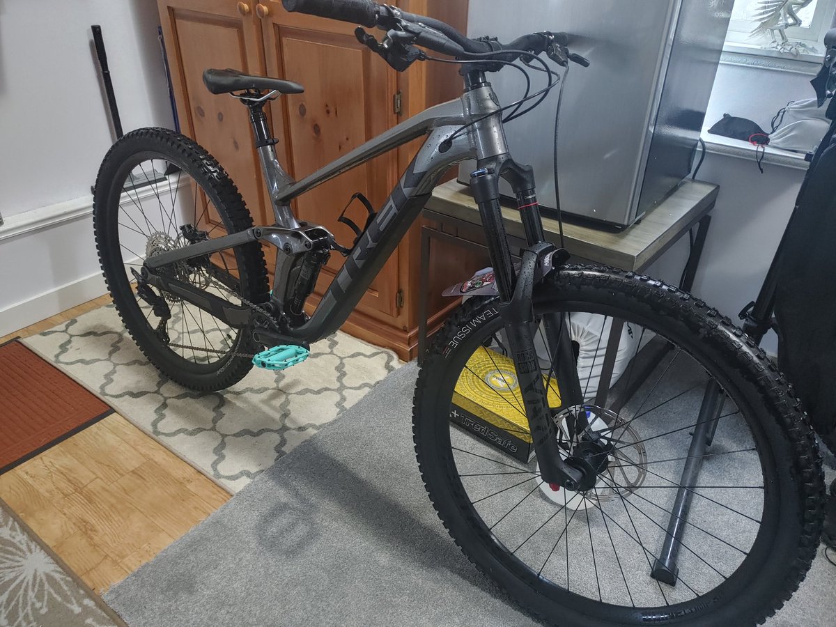 JonnyAugmented's tweet photo. Got a new bike, it does bicycle things. #Trek Slash 7 Enduro. Great for #gnarnaimo #mtbenson
So far a super smooth feeling chonky squishy bike, also really easy to move around too. https://t.co/FFlXsap52Y