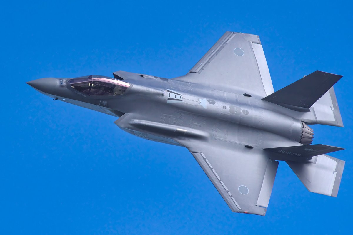 F47AK's tweet photo. 午前のF-35機動飛行。航空祭の開始早々にベイパーコーンが発生するほどの機動。相当気合が入ってますね。
#三沢基地航空祭2024 https://t.co/gsnPsuUOo3