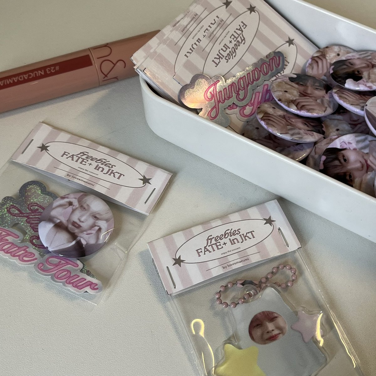 [ rt &amp; like are appreciated! 💗] 

— open pre-order
🎀 GHOSTHYPEN KEYRING and BUTTON PIN by sunoobaret

🗓️ : 14 - 20 Sept 2024 
💸 : Rp 12.500 (keychain)
       : Rp 7.500 (button pin)

Keyring order form bit.ly/3XA361E
Button Pin order form bit.ly/4dXI1nx