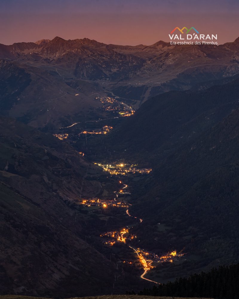 🌙 Nocturnes Val d’Aran: caminet de llumetes que dibuixen al capvespre els diferents poblets a banda i banda de la vall.
🌙 Nocturnas Val d’Aran: caminito de lucecitas que que dibujan al atardecer los diferentes pueblecitos a ambos costados del valle.