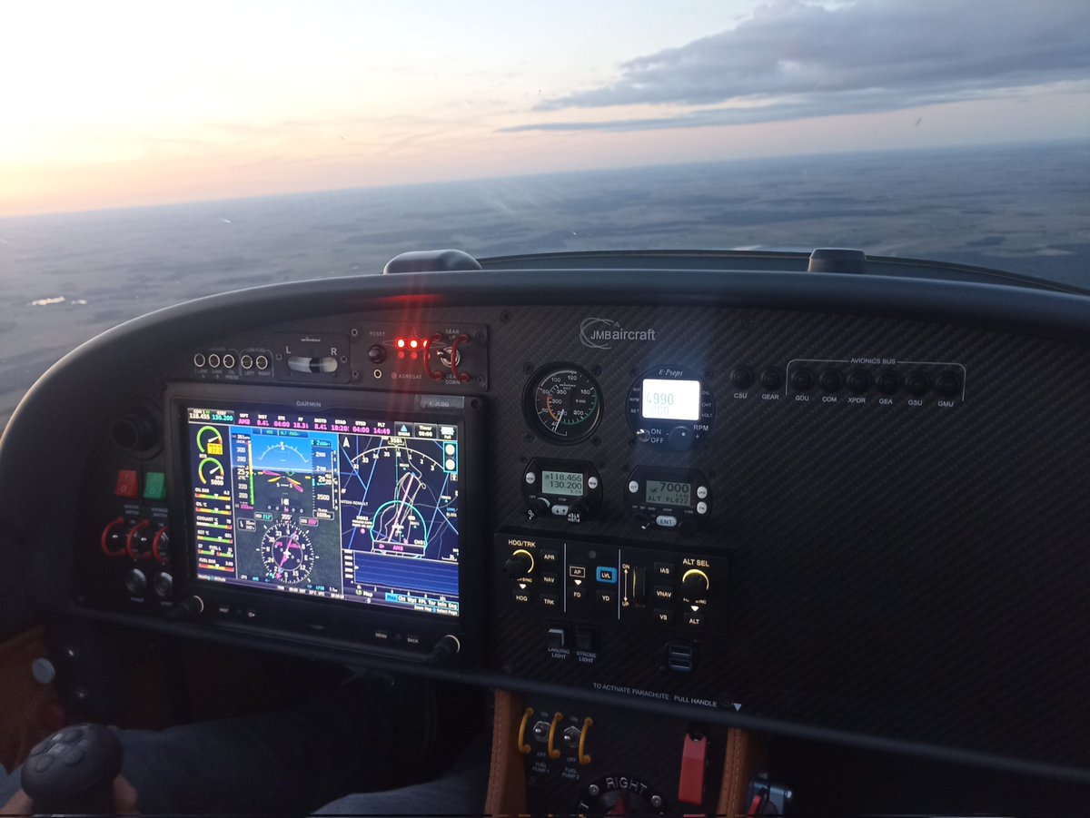 Globe_Spotter's tweet photo. Vol en VL3 Évolution pour finir la journée d'hier. Une expérience de vol incroyable. Effectivement rien à voir avec les ULM en tube et toile, VNE 305 km/h, pilotage automatique, chauffage, train d'atterrissage rentrant etc... #mulm #mulm24 #ulm @FFfplum https://t.co/yiDRRY32m1