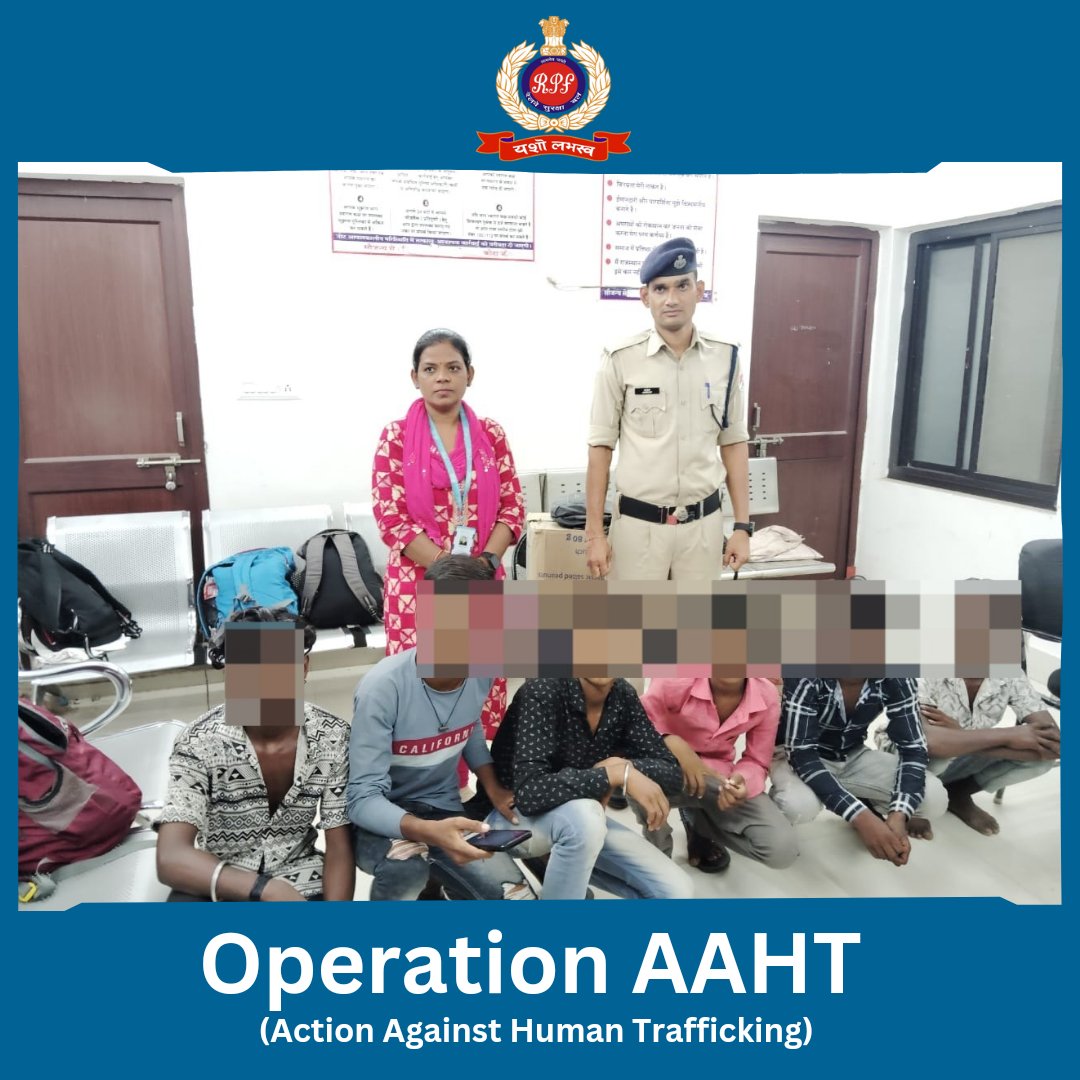 रेलवे सुरक्षा बल और बचपन बचाओ आंदोलन के संयुक्त प्रयास से राजस्थान के कोटा स्टेशन से  6 बच्चों को #बाल_श्रम के अभिशाप से मुक्त कराया गया। 

#बाल_तस्करी और #बाल_श्रम से मुक्ति के लिए शुरू की गयी इस पहल में हमारा सहयोग करें और इस प्रकार की किसी भी संदिग्ध गतिविधी की जानकारी रेलवे