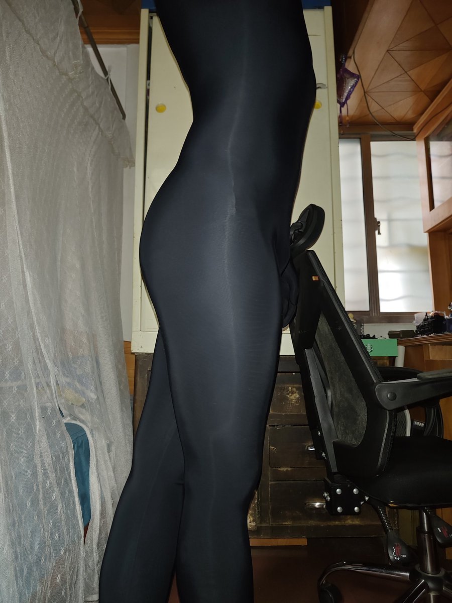 AroundightZero's tweet image. Zentai dreamer的夏日冰沙，双层黑色再加上打光很有那种油亮丝袜的感觉