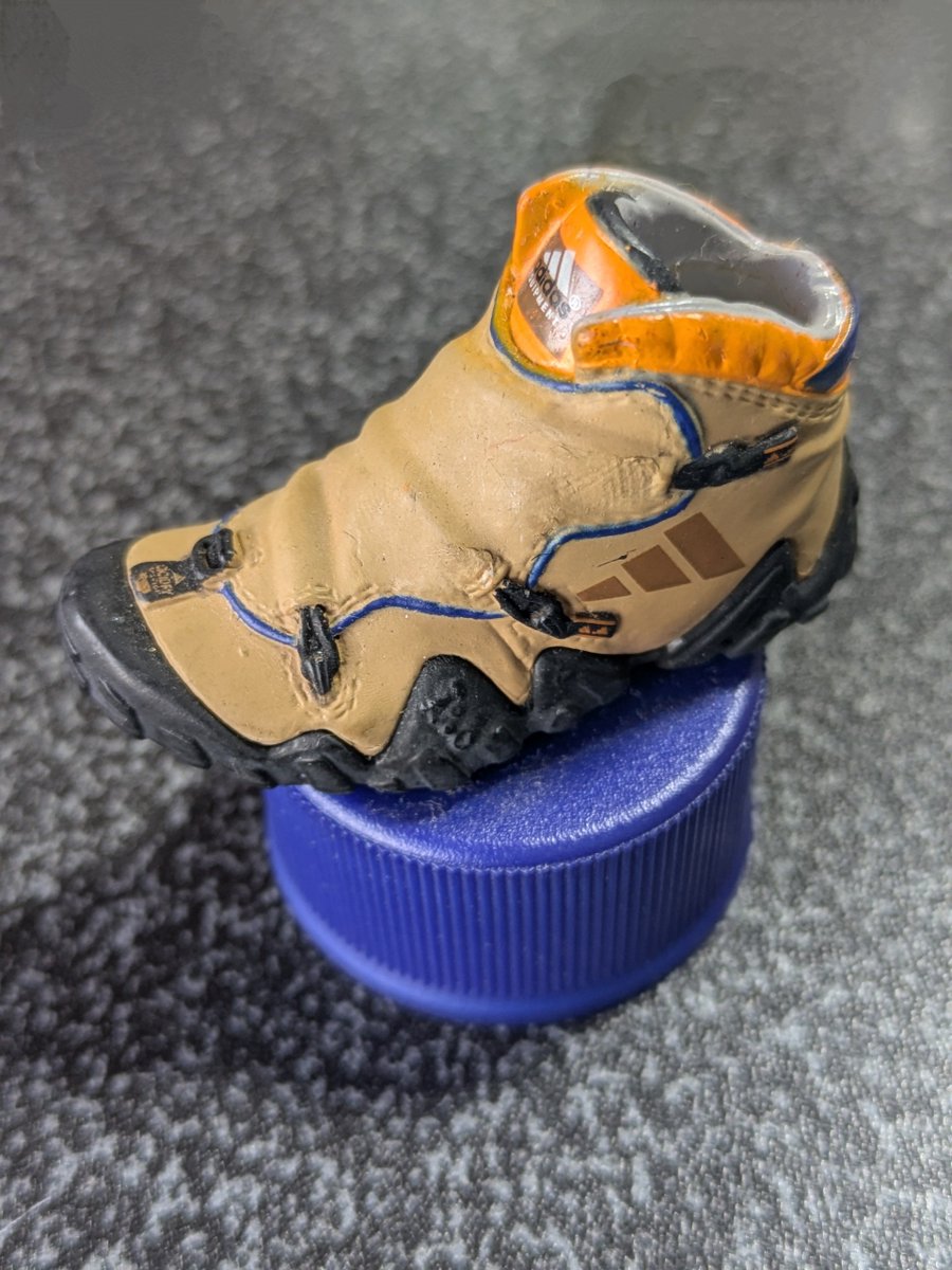 tkhs_asano's tweet image. BADLANDER復刻するって聞いて、実家のペットボトルキャップ掘り起こしてみました。
#adidas
#BADLANDER