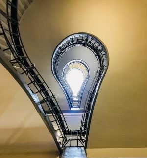 Prague : cette cage d’escalier vue du bas, haute de quatre étages, ne distille-t-elle pas une ambiance de courts-circuits ? Et n’éclaire-t-elle pas joliment et de façon éloquente le concept d’esprit d’escalier ?