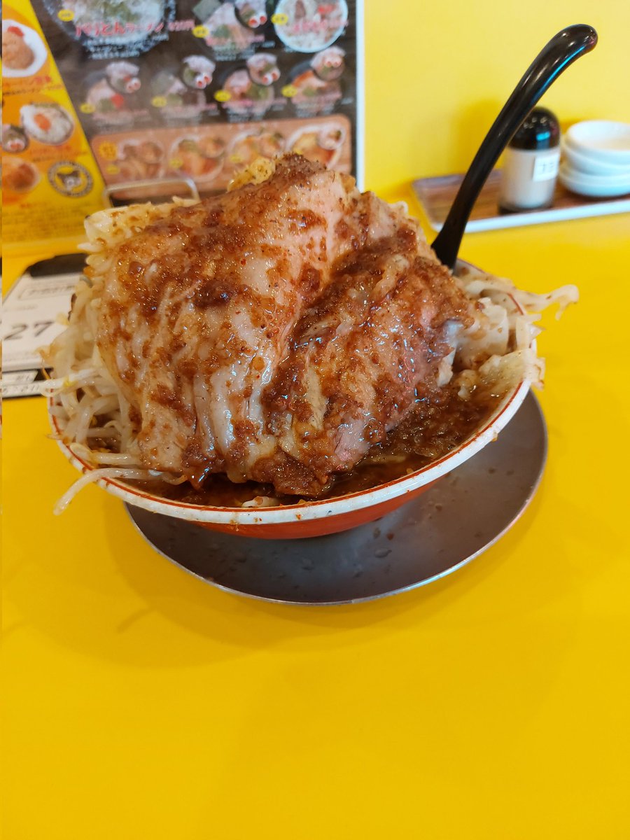 CorollaCross358's tweet photo. いただきまーす😋
本日のランチはバリジロー大盛りニンニク野菜増し増し！！
貪るように食べてしまい、替え玉3杯しちゃいました😆🍜🍜🍜
 #ラーメン
 #ラーメン好きな人と繋がりたい 
 #二郎系ラーメン
 #バリバリジョニー https://t.co/hU29EfyY9W