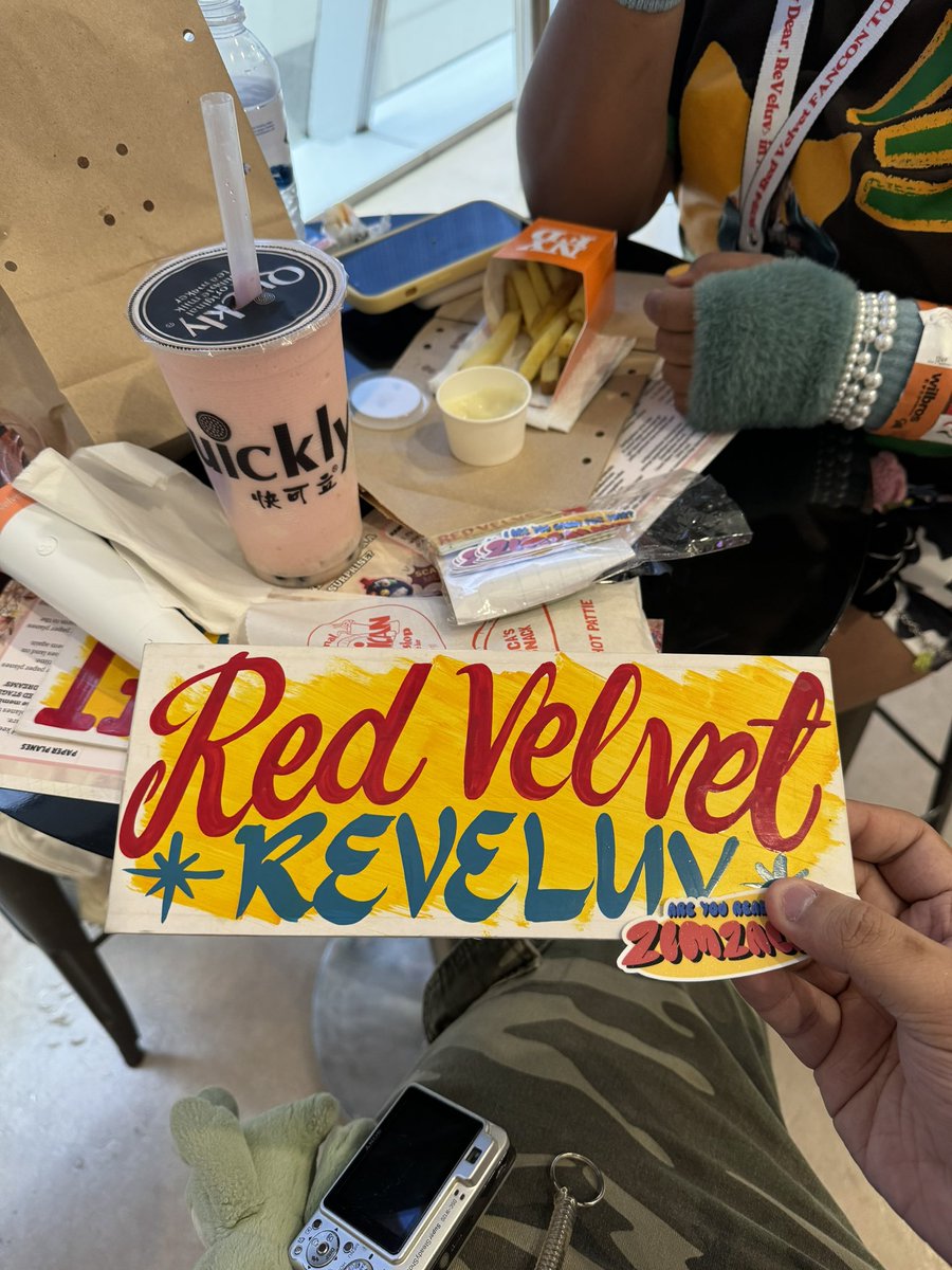 padieyonph's tweet photo. We're here!! 2nd floor, in front of Gate 204! We're in a small group giving away freebies. Open to on the spot trades too hehe, see ya! #RedVelvet_FANCON_TOUR_in_MANILA #RedVelvet https://t.co/BzI8Zgbtcn