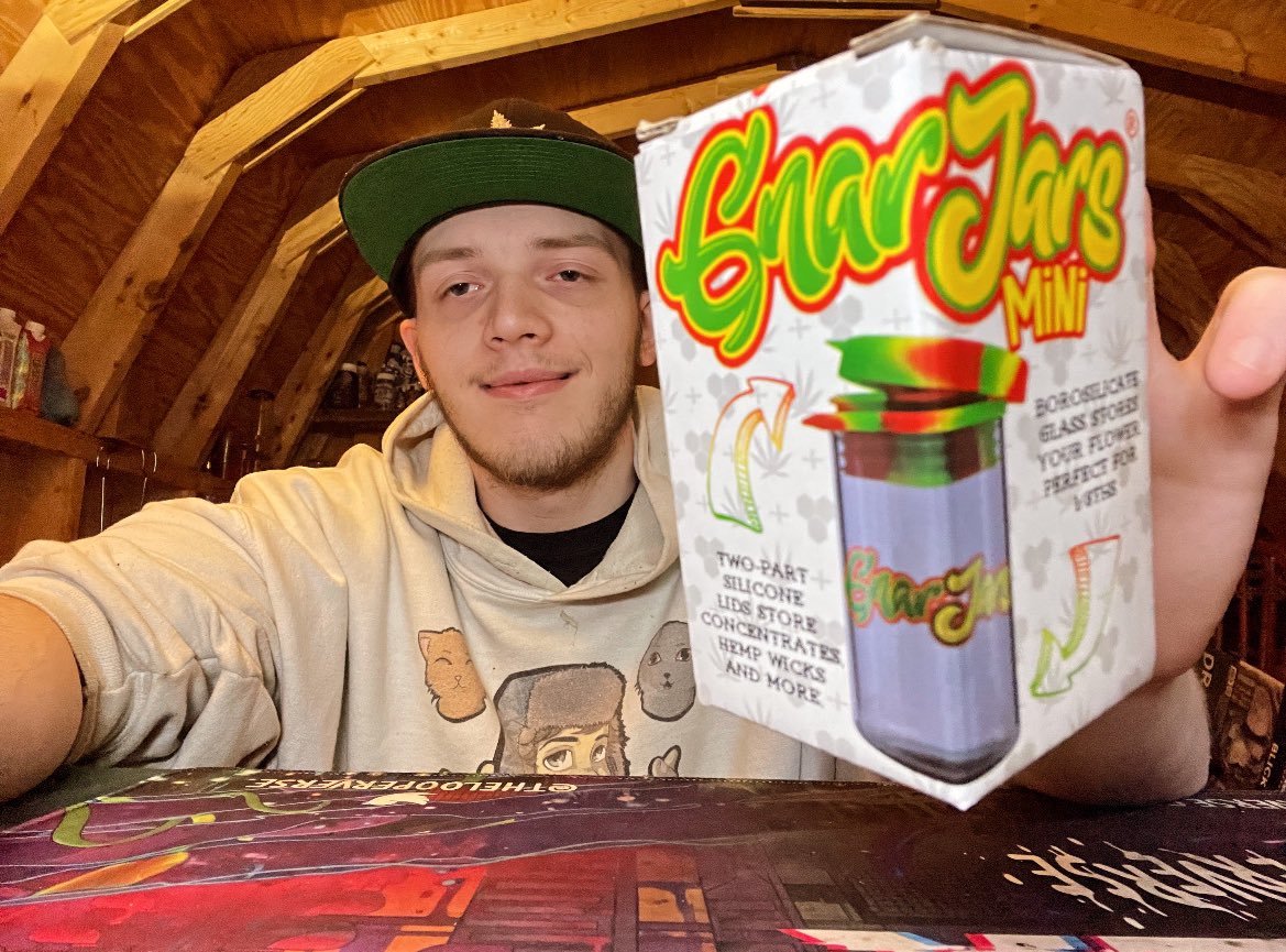 ITSOKTODIEtv's tweet image. What’s good #StonerFam #Mmemberville how’s the day going? I’m about to make it a banger with a special #ReviewVideo 😁😱🥹🫡‼️🔥⛽️🍾

Today we got a crazy #MailCall from the homies @GnarJars 😱 and in this video I’ll be #Reviewing the #GnarJar Mini‼️
I love how discreet this jar
