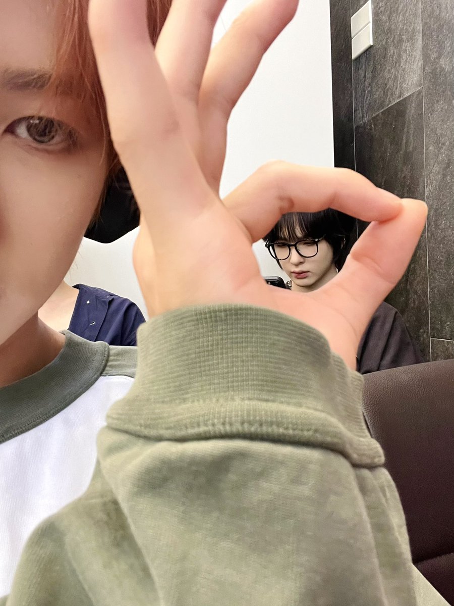 by_EPEX's tweet photo. 뮤요미 갱민이형 경민쒸~~~😚 생일 진짜진짜 축하해🧡 형이랑 만난지 벌써 5년이 됐는데 형이 없는 나한테 잘생기고 멋있고 착한 형이 있어서 너무 행복하다☺️
내 생일때마다 형이 좋은 추억 많이 만들어줬던 것 같은데 오늘은 내가 만들어줄게😽 형이 내 갤러리의 많은 비중을 차지하기 때문에 생일 기념 비하인드 컷도 기대하도록ㅎ 사랑해 형~~~😘😍🧡

#EPEX #이펙스 #AYDEN #에이든
#우리_뮤르뮤르_생일이야
#MyYouthWithMU