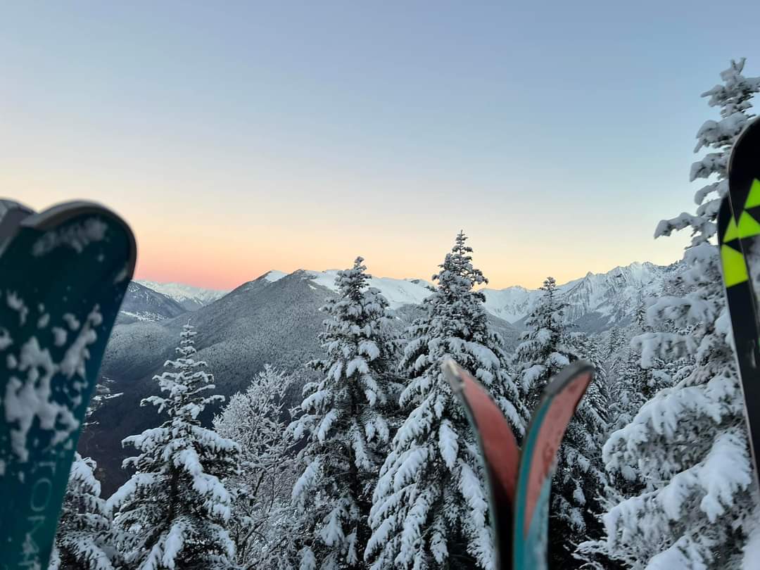 FreeRangeChalet's tweet image. POWDER ALERT

The first snows of the season dusted the high peaks of the Pyrenees this week!

If you're getting excited about Winter Season, then don't forget to sign up to our 'Powder Alert' email

Click through the link here to sign up :- bit.ly/TFRC-Powder-Al…

#PowderAlert