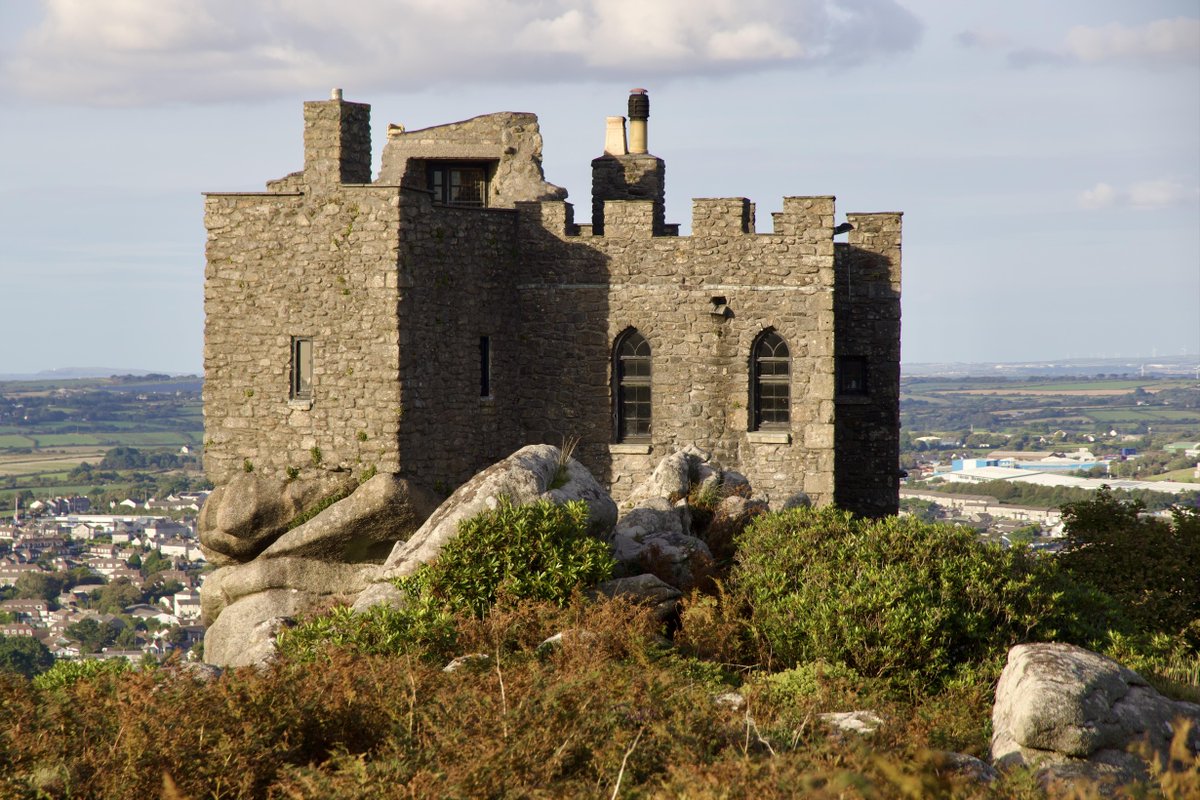 RanasTweets's tweet image. Es dauerte natürlich etwas länger als 40 Minuten retour von #Padstow nach St. #Ives , da war noch ein Kunstladen in St. Agnes und das Monument für Basset (Minen!), Carn Brea Castle (jetzt ein Restaurant) und jede Menge Minengebäude. #RanagoesCornwall