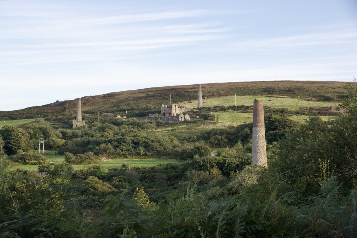 RanasTweets's tweet image. Es dauerte natürlich etwas länger als 40 Minuten retour von #Padstow nach St. #Ives , da war noch ein Kunstladen in St. Agnes und das Monument für Basset (Minen!), Carn Brea Castle (jetzt ein Restaurant) und jede Menge Minengebäude. #RanagoesCornwall