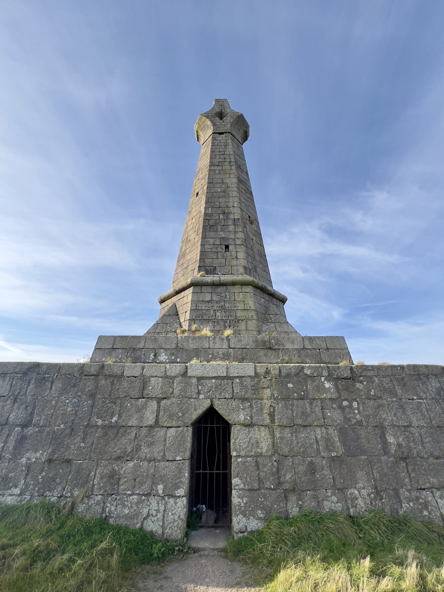 RanasTweets's tweet image. Es dauerte natürlich etwas länger als 40 Minuten retour von #Padstow nach St. #Ives , da war noch ein Kunstladen in St. Agnes und das Monument für Basset (Minen!), Carn Brea Castle (jetzt ein Restaurant) und jede Menge Minengebäude. #RanagoesCornwall