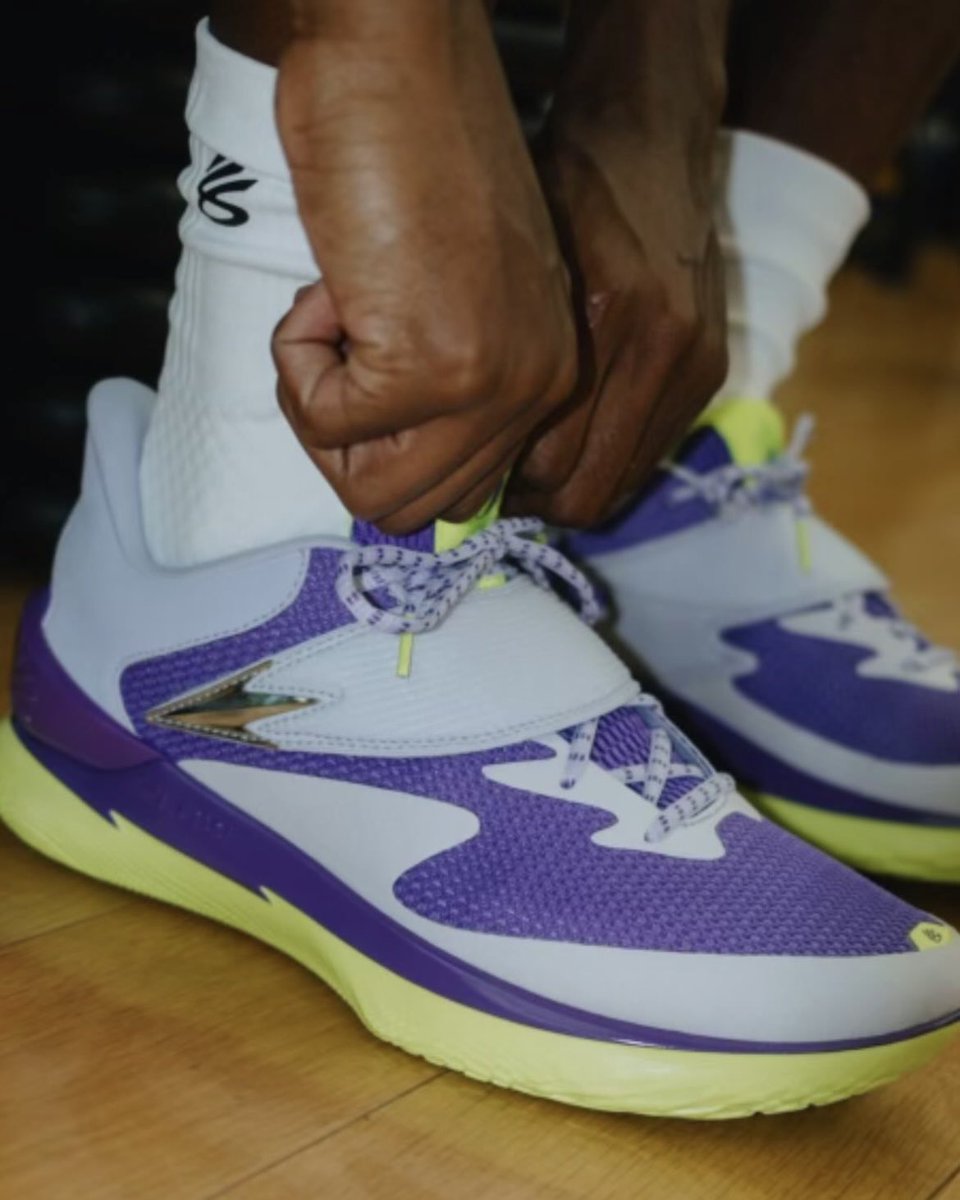 JustFreshKicks tweet media