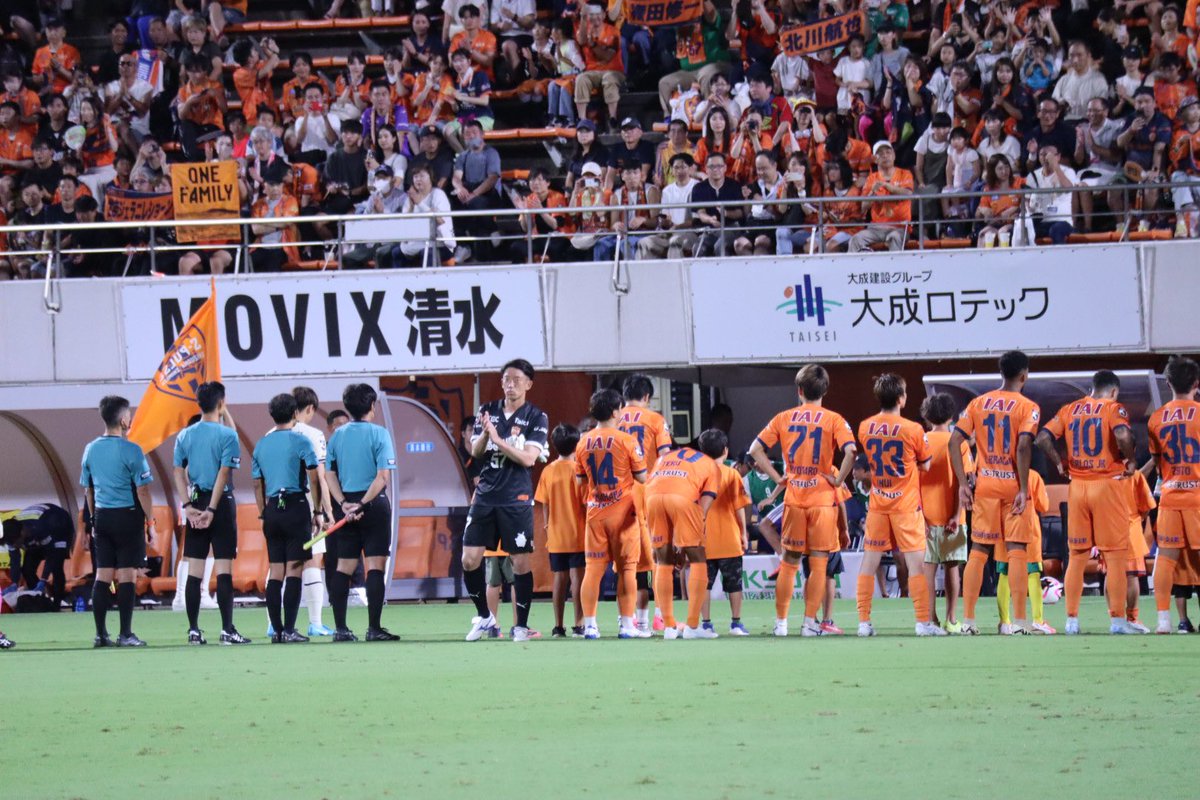 spulse0701's tweet photo. 毎年、演奏が終わったら振り返って拍手する権ちゃん。さすがの一言。

#spulse #エスパルス https://t.co/59OmZmTa31