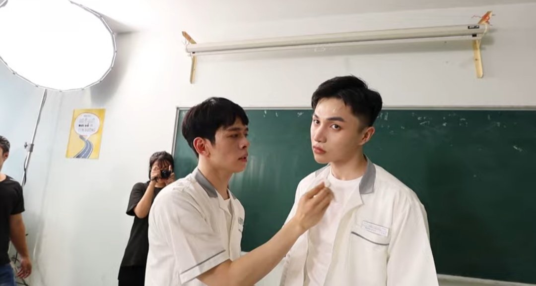 CCaptura's tweet image. El especial detrás de escena del episodio 1 de la serie bl vietnamita #TeenagerJudge se acaba de estrenar.

Lo puedes ver aquí ( fuentes oficiales):
cinecaptura.com/las-series-bl-…

#BaVinh #NguyenBaVinh #O2production 
#ThamPhanHocDuong @o2productionnn #o2talent #TeenagerJudgeEP1