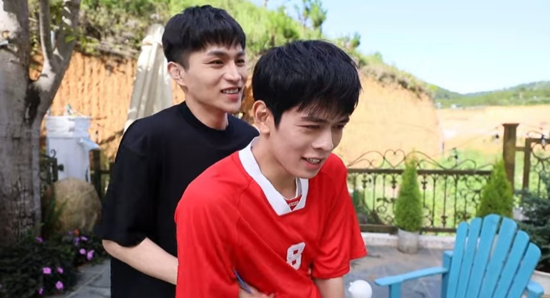 CCaptura's tweet image. El especial detrás de escena del episodio 1 de la serie bl vietnamita #TeenagerJudge se acaba de estrenar.

Lo puedes ver aquí ( fuentes oficiales):
cinecaptura.com/las-series-bl-…

#BaVinh #NguyenBaVinh #O2production 
#ThamPhanHocDuong @o2productionnn #o2talent #TeenagerJudgeEP1