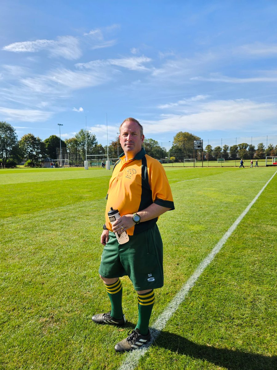 simoni101's tweet photo. Cracking day to referee the @WboroSport 1st XV against @RatcliffeColl 1st XV, brilliant weather and a pitch like a bowling green! #norefnogame #emrurs #KYBO #rugbyreferee https://t.co/2VRgKLqvlq
