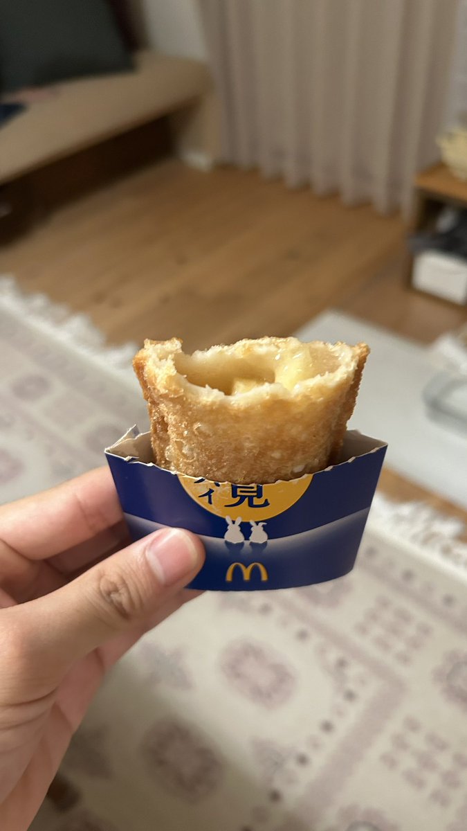 bD_tatsu's tweet photo. 食べかけごめんなさい

月見パイ食べたら中身アップルパイやった🍎 https://t.co/deTQZKTU4H