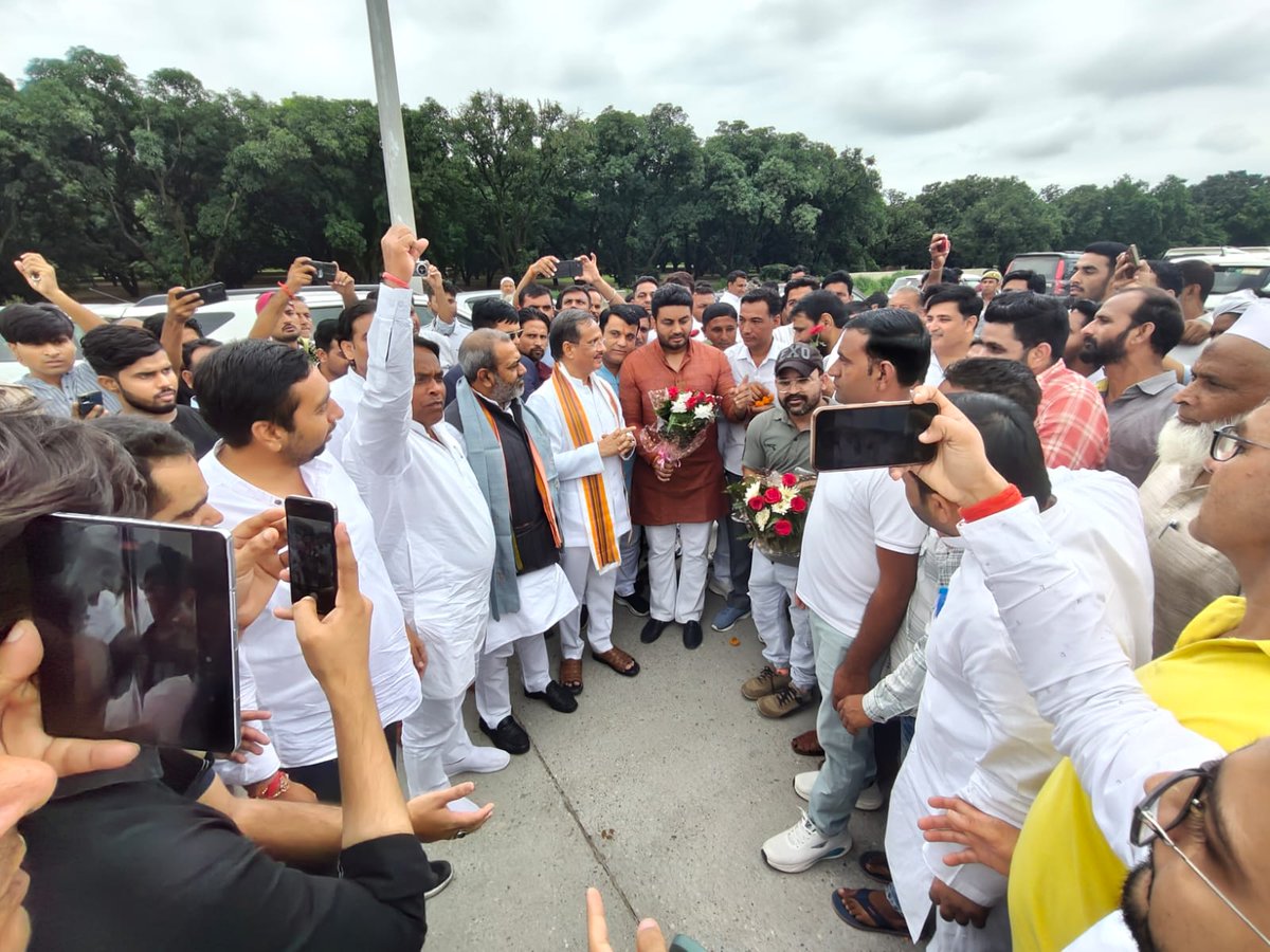 drdineshbjp's tweet photo. जनपद मुजफ्फर नगर आगमन पर माo जनप्रतिनिधियों पार्टी पदाधिकारियों एवं कार्यकर्ताओं द्वारा भव्य स्वागत किया गया।

इस अवसर पर पूर्व दर्जा प्राप्त राज्य मंत्री, श्री @sunilbharala जी, पूर्व सदस्य विधान परिषद श्री #सुरेश_कश्यप जी, प्रदेश उपाध्यक्ष किसान मोर्चा,  श्री  #रामकुमार_सहरावत जी, सदस्य पंजाबी अकादमी, श्री राज कुमार छाबड़ा क्षेत्रीय कोषाध्यक्ष किसान मोर्चा, श्री अजय भारद्वाज जी, वरिष्ठ भाजपा नेता श्री राजीव अग्रवाल जी एवं पूर्व जिला पंचायत अध्यक्ष, श्री मनीष चौहान जी आदि उपस्थित रहे।

@narendramodi @JPNadda @AmitShah @blsanthosh @myogiadityanath @idharampalsingh @pmoindia @BJP4India @BJP4UP