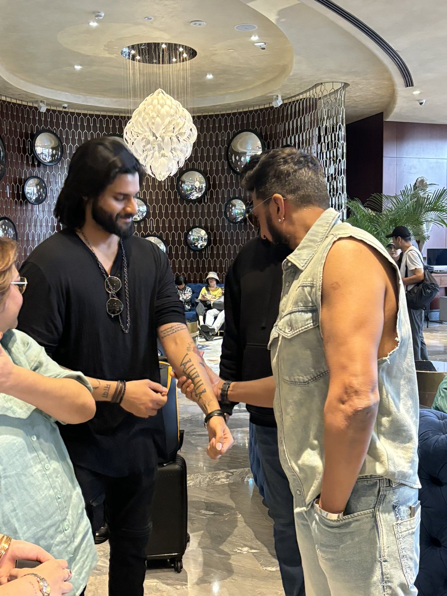 kolaraksss's tweet photo. ದುಬೈ ನಲ್ಲಿ ಅಭಿನಯ ಚಕ್ರವರ್ತಿ @KicchaSudeep ಅಣ್ಣ ಜೊತೆ ಮಾಲಾಶ್ರೀ ಅವರ ಮಗಳು ಆರಾಧನಾ ಹಾಗೂ ಆರುಮುಗಂ ರವಿಶಂಕರ್ ಅವರ ಮಗ ಆದ್ವೈ 😍
@RamuMalashree @AaAaarumuga @Advayinaction @Aradhanaa_r
#ಕಿಚ್ಚಸುದೀಪ #kichchasudeepa #malashree #pravishankar #Aradhanaa #advay #KicchaSudeep #kolara #kolaraksss https://t.co/pBnzXvgmMN