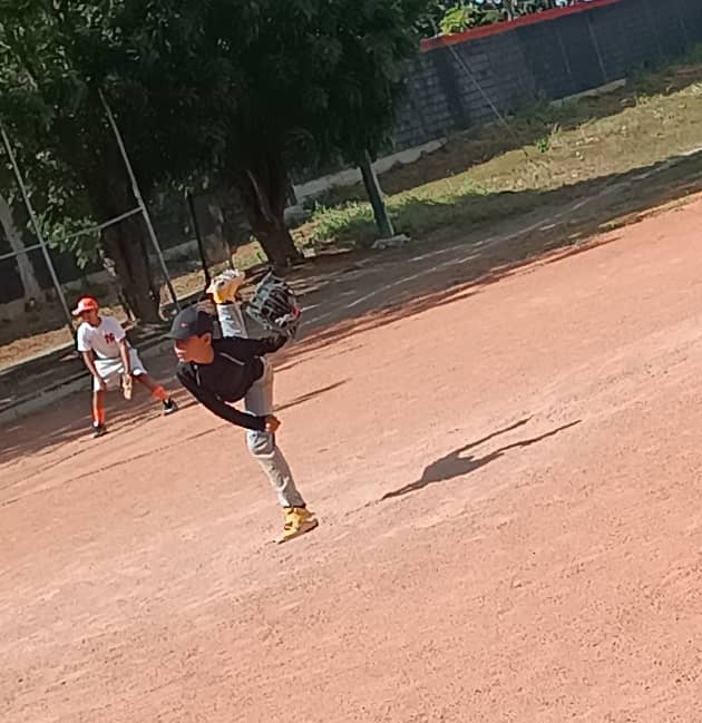 RodDanielTV's tweet photo. 🧢⚾️ ¡Hoy es un día especial! Mathias empieza su aventura en el #Beisbol con su equipo infantil AA. Orgulloso de verlo dar sus primeros pasos en el diamante. ¡Vamos, campeón! #BéisbolInfantil #OrgulloDePadre https://t.co/T7pedIp6oJ