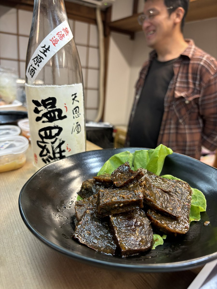 syncroro's tweet image. 晴夜空さんで、まるみ味噌さんの甘酒を利用したヘルシーレシピ（カルビ焼肉風のこんにゃく料理）をいただきました。
酒のみむらさんの温羅（うら）にぴったり！