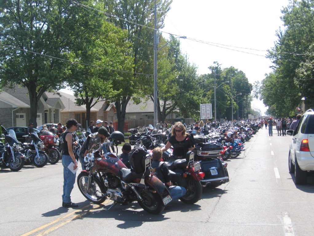 SLokner's tweet image. This is what I love about Canada  Every Friday the 13th thousands of bikers show up in a small town in Ontario and guess what I never saw one gun.  Or one political sign.  #PortCredit❤️🇨🇦