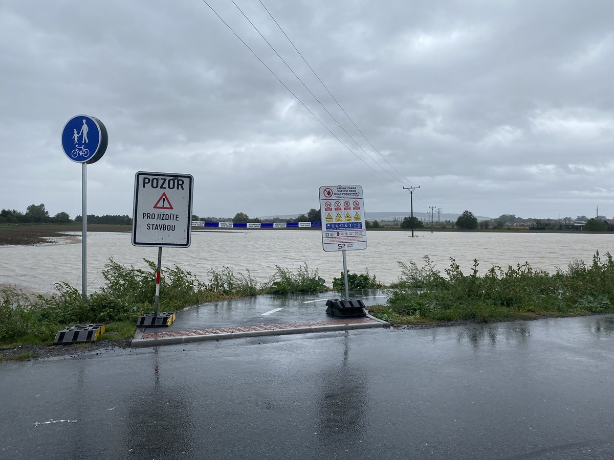 perestak's tweet photo. Říčka Kotojedka se vylila v kroměřížské místní části Vážany do pole a na cyklostezku. Poblíž je i domov seniorů, evakuace podle radnice zatím není nutná. Situaci monitorují hasiči, město hlídá menší toky i pomalu stoupající řeku Moravu. @Radiozurnal1 @iROZHLAScz https://t.co/Uy2PLoPM24