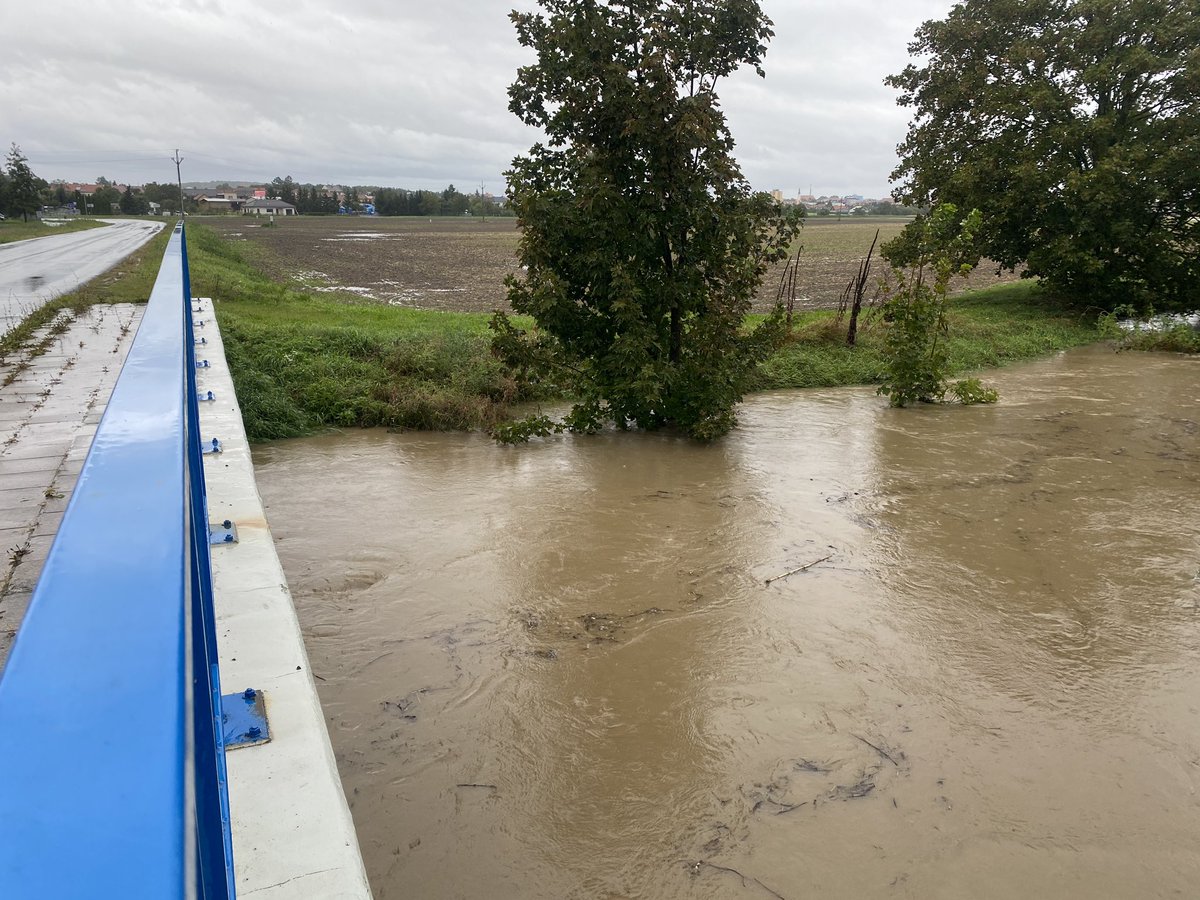 perestak's tweet photo. Říčka Kotojedka se vylila v kroměřížské místní části Vážany do pole a na cyklostezku. Poblíž je i domov seniorů, evakuace podle radnice zatím není nutná. Situaci monitorují hasiči, město hlídá menší toky i pomalu stoupající řeku Moravu. @Radiozurnal1 @iROZHLAScz https://t.co/Uy2PLoPM24
