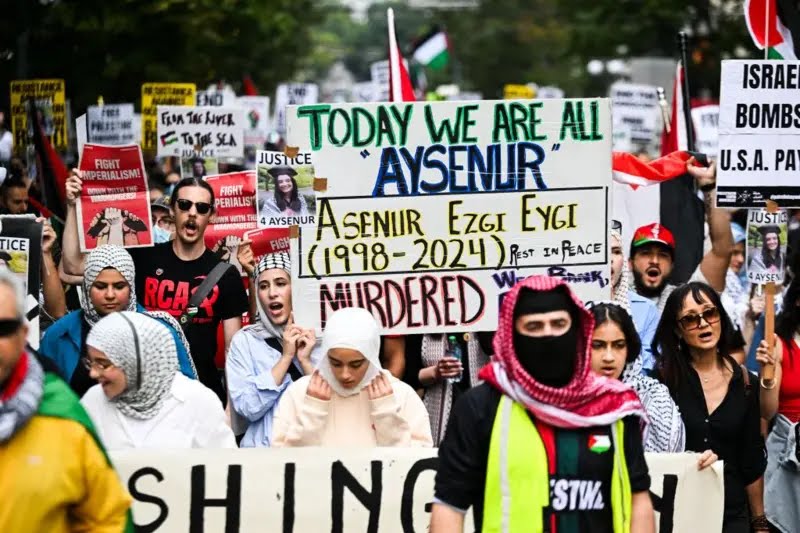 adilumit's tweet photo. 26 yaşında genç bir kadın, sosyalist, insan hakları savunucusu. Katledildi. Az evvel toprağına kavuştu ege'de; istediği sonsuz özgürlük gibi. Hiçbir şey yapamamanın utancı içimde. Huzursuzdu; şimdi huzurla uyusun. İsmi onurdur. https://t.co/wsnj9plG2M
