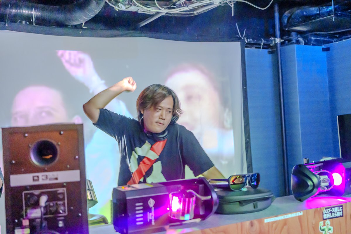 naosuke2629's tweet photo. さぁ！レイヴ大戦の主宰であります
ぽよしさん @DJ_Poyoshi 
の写真をようやくあげます！

RM0907から1週間経ってしまった。
ほんと申し訳ありません！
仕事が忙しいがゆえ体調が…
もうすこしだけ写真UPお付き合いくださいませ！

ぽよしさんのサングラス🕶️の構図
我ながらすばらしいw

#RM0907 #ravetaisen
#BARフェーダー #レイヴ大戦