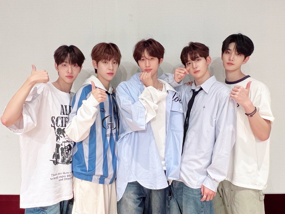 DRIPPIN's tweet photo. [📸] #DRP_PIC

◾2024. 09. 14
◽조은뮤직 팬사인회

┌───────┐
  💙드리핀 100점💙
└───────┘
　　ᕱ ᕱ ||
　 ( ･ω･ ||
　 /　つΦ

#DRIPPIN #드리핀
#Weekend #드리핀_Weekend https://t.co/IyKbvOXgtA
