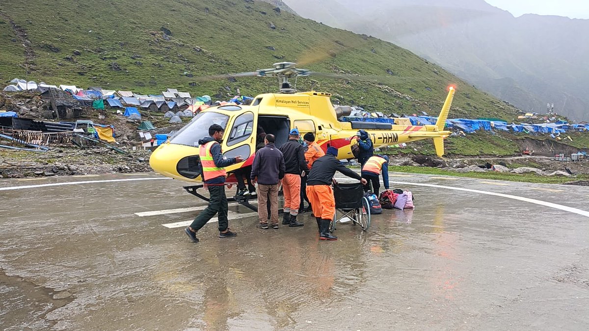 15bnNdrf's tweet photo. #Lifesavingsupport #timelyassistance
Team 15 NDRF ensured the safe evacuation of a devotee from New Delhi affected by High Altitude Pulmonary Oedema (HAPO), providing crucial assistance during his transfer to the helipad.
@NDRFHQ
@ukcmo
@DmRudraprayag
@ndmaindia
@ANI
@PIB_India https://t.co/KoruTDVUFR