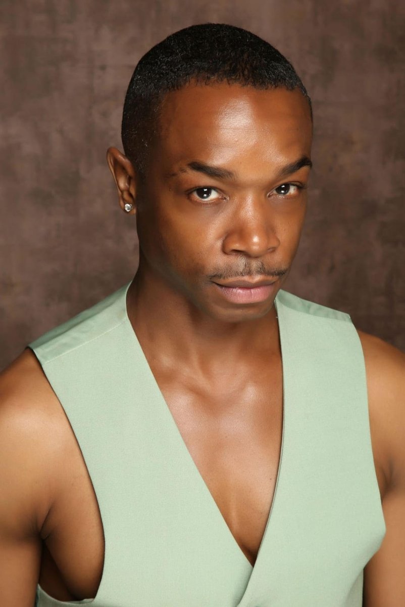 SponProdsTC's tweet image. Meet the cast of the #LITTLEMERMAID: here&apos;s actor/singer/dancer #MarlonOliverHarris in the dual role of Sylvester the Seahorse &amp;amp; reggae singing fisherman DJ Dishy! 🇯🇲 Marlon was seen last year in Aesop&apos;s Fables, the Owl &amp;amp; the Pussycat and Peter Pan. Tkts:  spontaneousproductions.co.uk/events/the-lit…