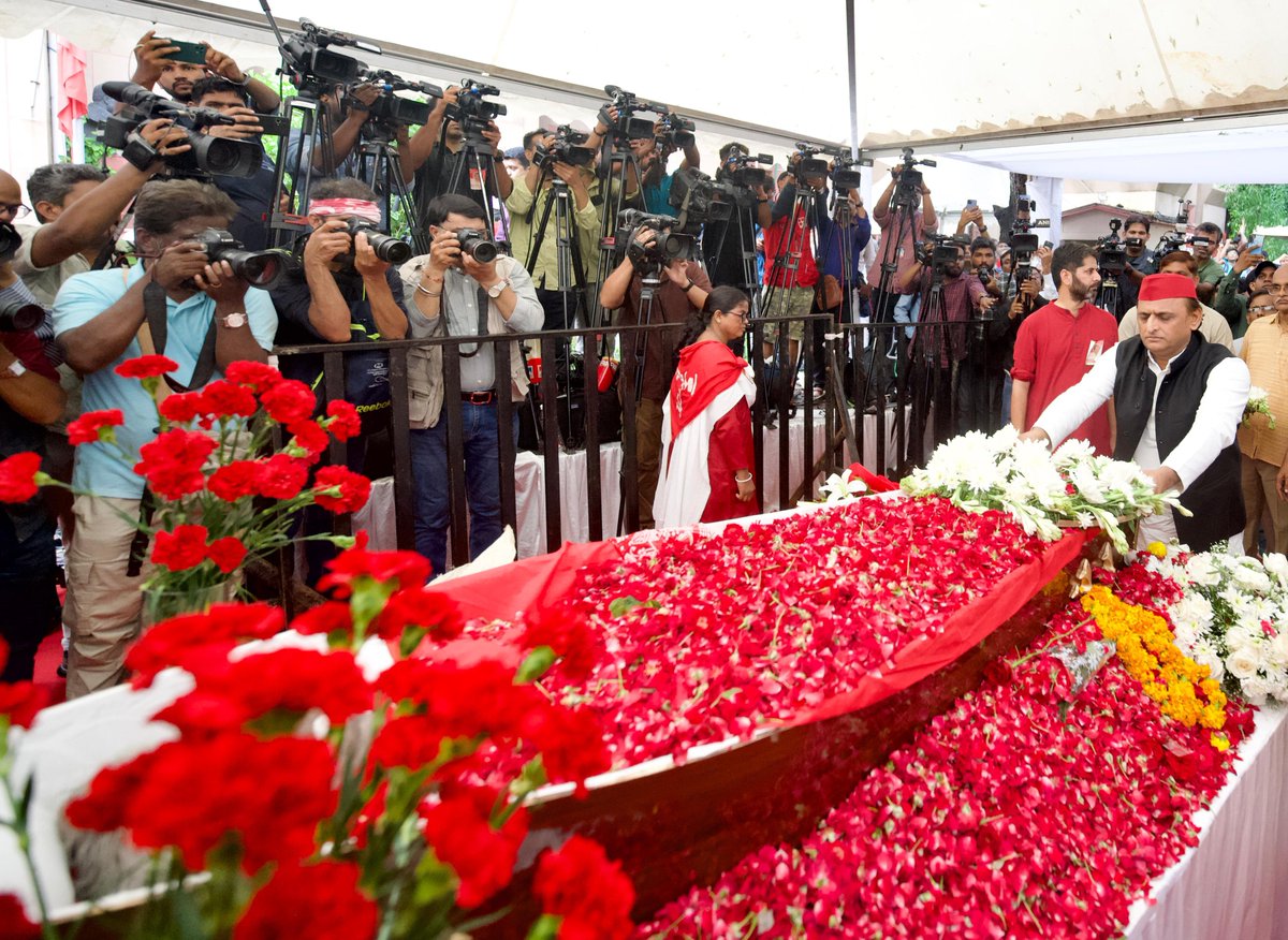 yadavakhilesh's tweet photo. ‘लाल सलाम’ के योद्धा को आत्मिक नमन! 

संघर्ष अनवरत रहेगा… https://t.co/1lN94i83YR