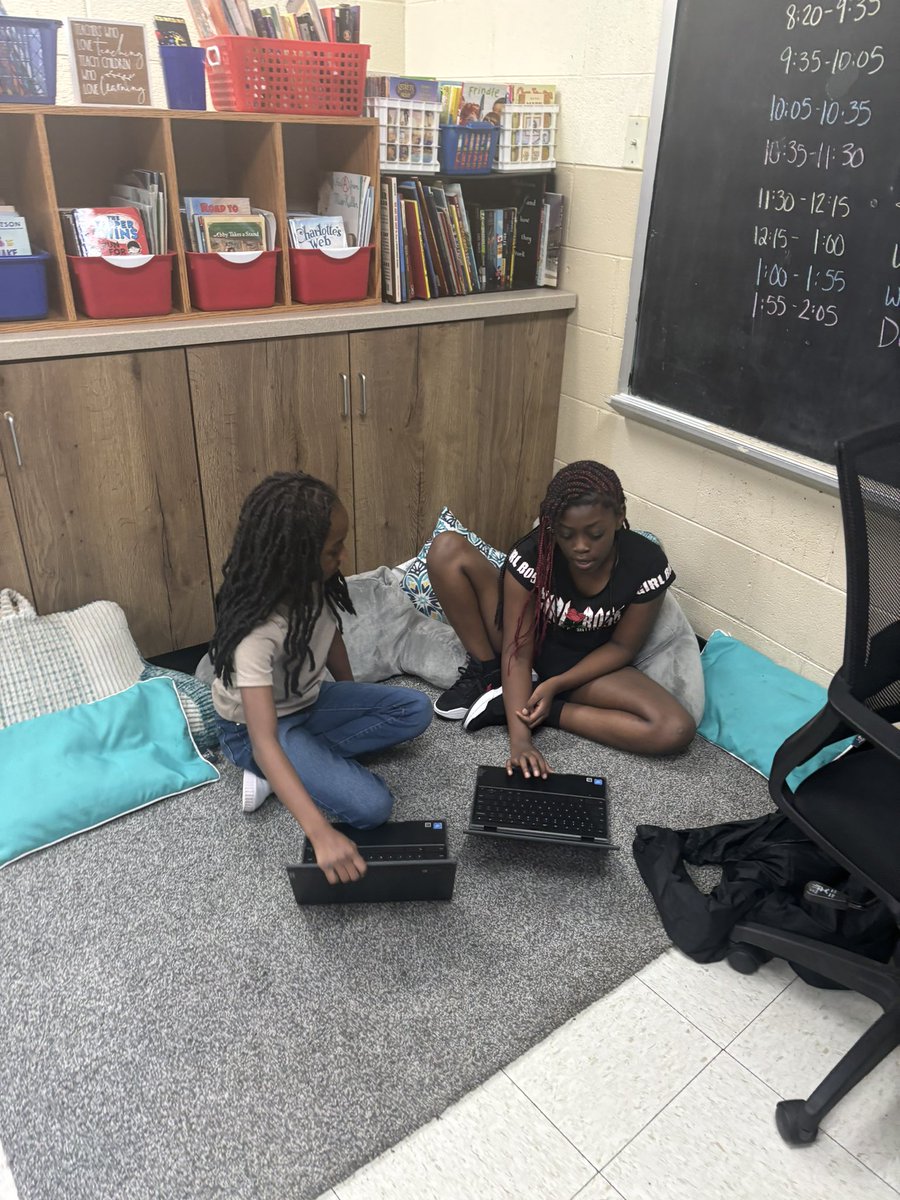KraftES1's tweet photo. Writing workshop - 𝐩𝐞𝐞𝐫 𝐫𝐞𝐯𝐢𝐞𝐰𝐢𝐧𝐠 𝐞𝐱𝐩𝐨𝐬𝐢𝐭𝐨𝐫𝐲 𝐞𝐬𝐬𝐚𝐲𝐬. Ms. Atkins’ 5th graders displaying a constructive way to enhance the writing process for both the reviewer and the writer. #WeAreHCS #kraftcubs #cubnation #cublife #expositorywriting #peerreview https://t.co/dEY8ASvZs4