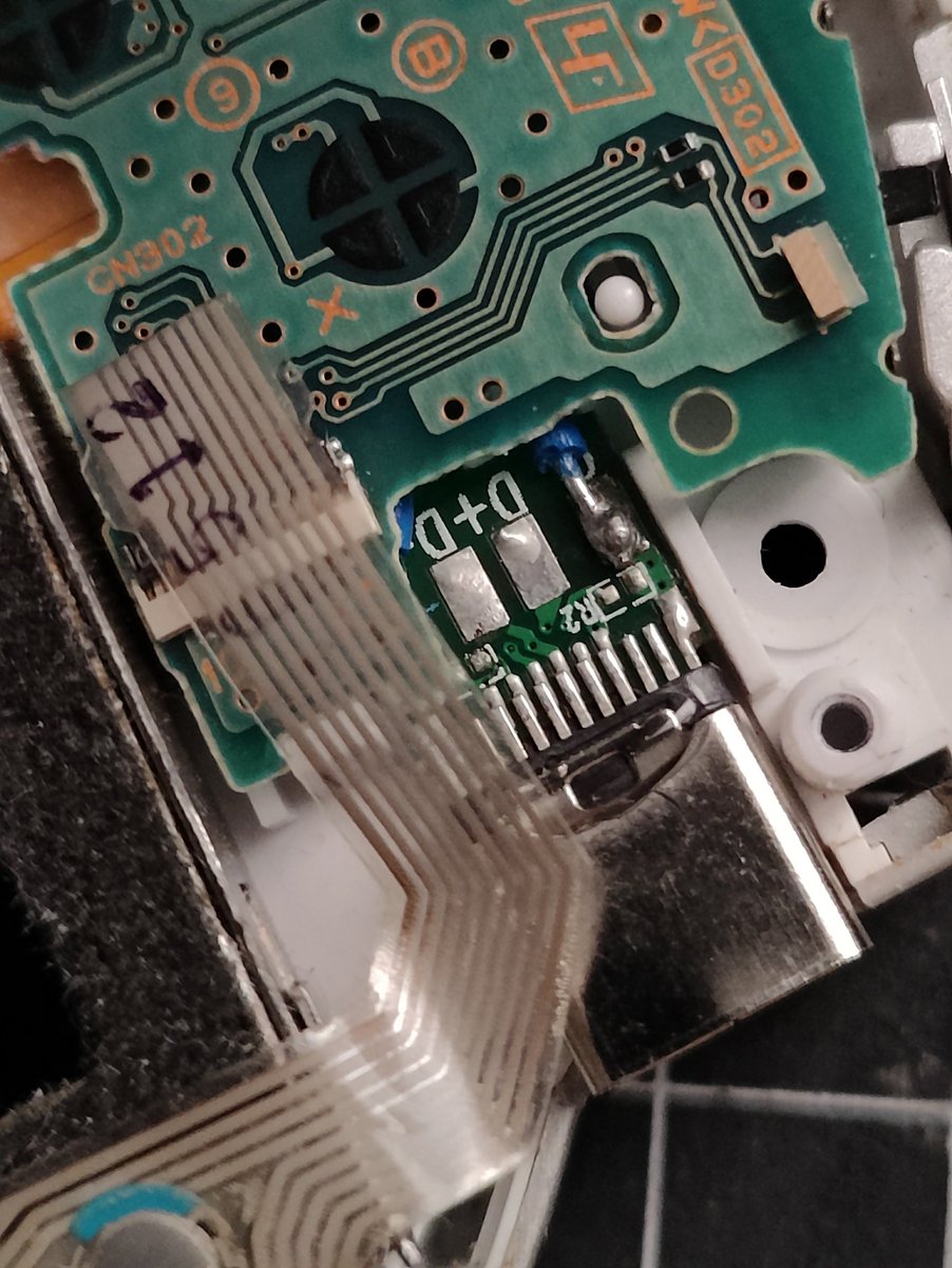 sergio_rdm's tweet photo. 8) Adaptador USB Tipo C para PSP
Es una modificación simple, pero soy un cabestro y estoy malo asi que no ha quedado muy presentable porque sobresale un pelin, igualmente es funcional, está bien fijado y me gusta https://t.co/KZOF3PcjbJ