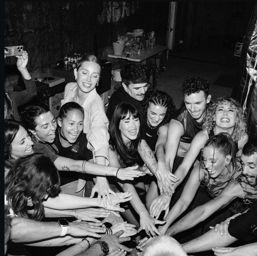 Queremos llenar este twitt de mensajes de amor y cariño para el equipo de <a href="/Aitanax/">AITANA</a> y @nurbrainwash por la transparencia, la empatía y las rápidas soluciones que han tomado en cuestión de poco tiempo💖 ¿Os animáis?