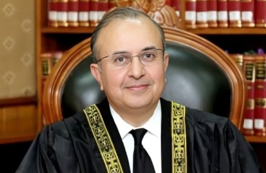 اگلا چیف جسٹس آف پاکستان 
ریٹویٹ کر کے اگ لگائیں