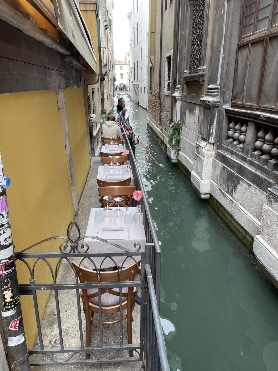 awp08's tweet photo. Al fresco dining, Venice style. ⁦@la_Biennale⁩ https://t.co/q5ZLBolmwc