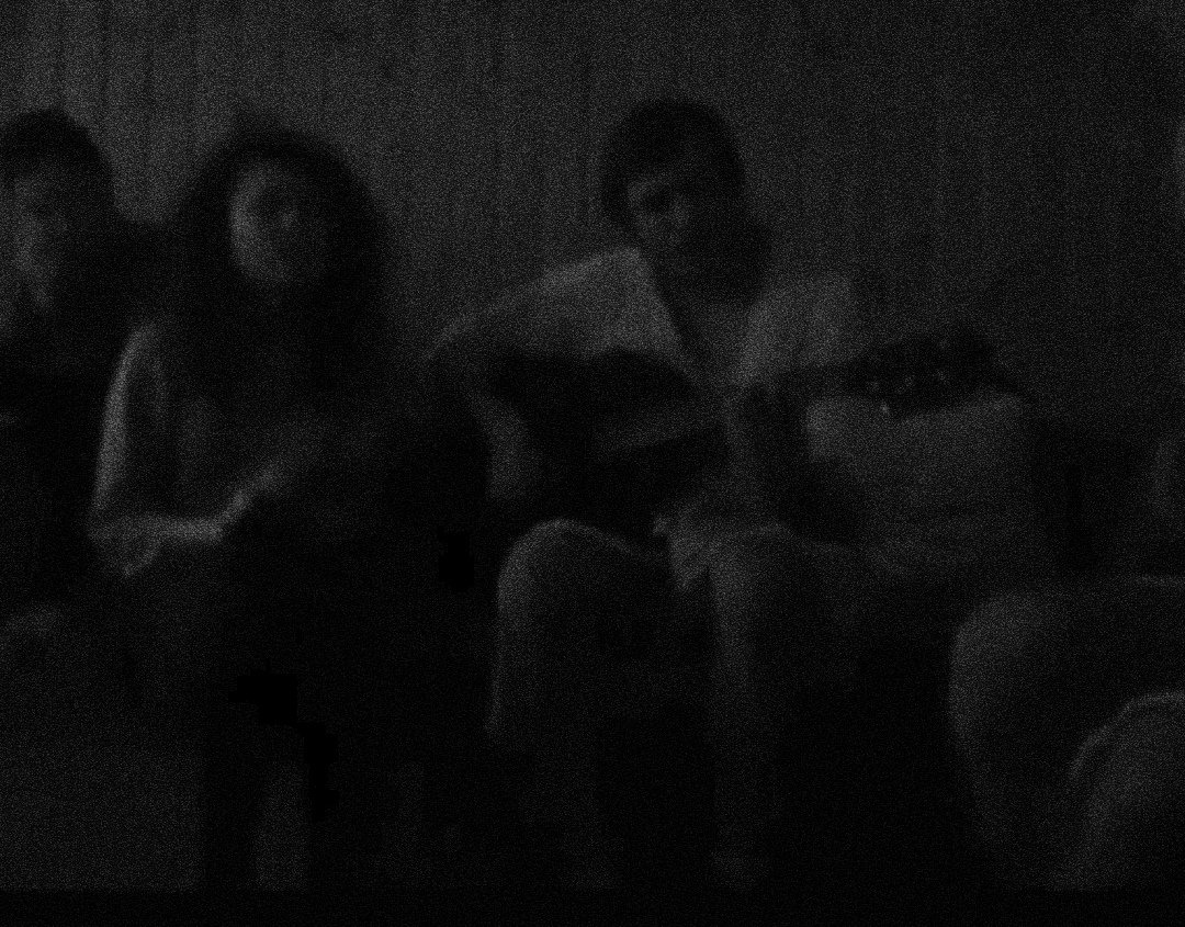 "Ти і я - про нас мало що сказано було, 
Ми в різних капсулах падали 
Вниз на планети холодні, чужі та німі,
О, як важко злітати щоразу, в собі помічати цей хист до помилок, 
Цю ніжність твоєї пітьми"