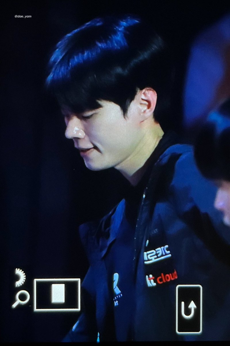 240914 월즈 LCK 대표 선발전 최종전
#데프트 #Deft #김혁규

마지막 5세트 끝나고 “긴 여정이 끝났다” 라고 느껴지는듯한 제스쳐들과 긴 숨을 내뱉는 혁규를 보고 올해 참 아쉽다 라고 생각하고 있었는데 그 후 아쉽다는듯한 미소를 짓는 혁규얼굴을 보고 눈물이 맺혔어요
