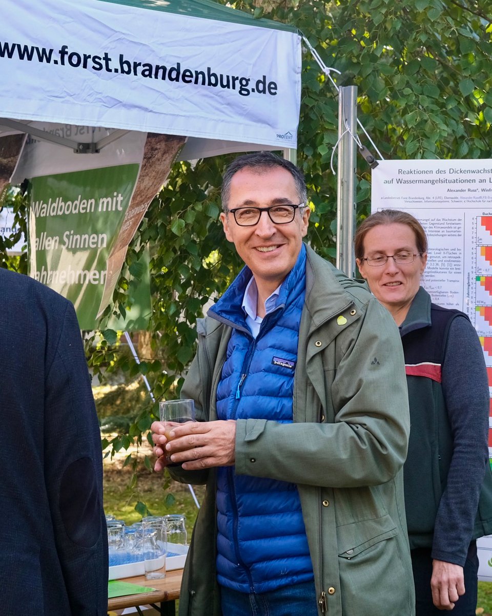 Deutsche Waldtage 2025 (@waldtage2025) on Twitter photo Heute besuchte Bundesminister <a href="/cem_oezdemir/">Cem Özdemir</a> die Deutschen #Waldtage2024 auf dem Waldcampus in Eberswalde. Hier zeigte sich, wie abwechslungsreich die Veranstaltungen sein können. Auch morgen gibt es noch Möglichkeiten bei den Waldtagen dabei zu sein deutsche-waldtage.de/regionale-vera… Heute besuchte Bundesminister <a href="/cem_oezdemir/">Cem Özdemir</a> die Deutschen #Waldtage2024 auf dem Waldcampus in Eberswalde. Hier zeigte sich, wie abwechslungsreich die Veranstaltungen sein können. Auch morgen gibt es noch Möglichkeiten bei den Waldtagen dabei zu sein deutsche-waldtage.de/regionale-vera…