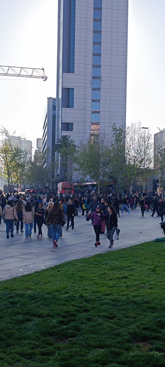 TuExito_MiExito's tweet photo. @metrodesantiago Está la mansa k en Baquedano, patadas, empujones y Kung fu para subir a una micro para más de 800 personas y cada vez sale más gente. https://t.co/PXTZKlN6Tr