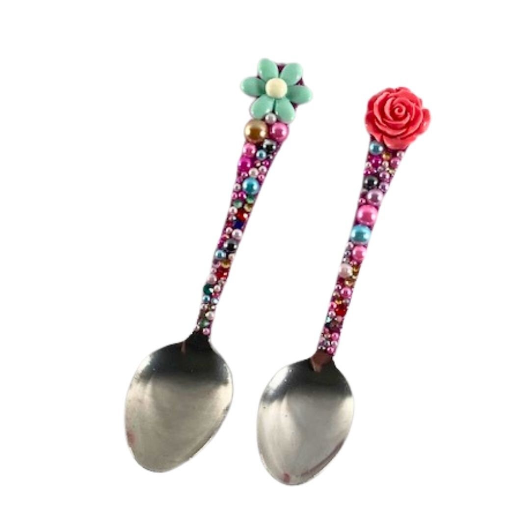 fashinistajonz's tweet image. Floral decorated spoons, Bedazzled spoon set, Sparkly party utensils, Teatime tableware accent, Decorative beaded silverware, Floral table tuppu.net/e1c6610c #Etsy #kraftymckrafterson #DecorativeTable