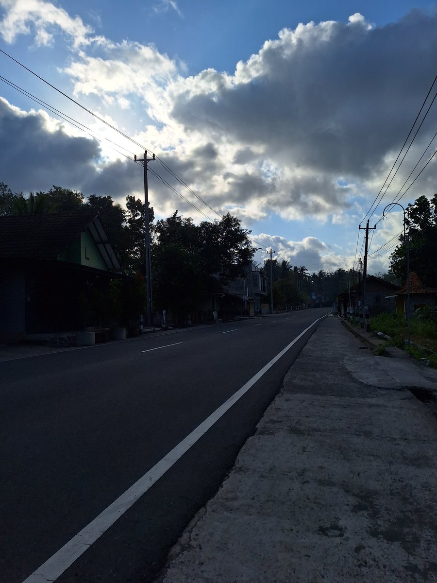 mastri_95's tweet photo. @crushableee Mendung dikit https://t.co/i1A05fKDGm