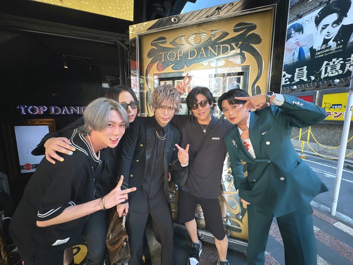 narumin105's tweet photo. 今日は、後輩の瑛太のリアバ祝いに朝TOPに行ってきたよ🍾
瑛太誕生日おめでとう🎁
リキヤ、りく、れお朝まで付き合ってくれてありがとう😊
※俺は、一度帰ってこっそり寝たのだが…
どうやら俺は、歌舞伎町でいい出会いをしたみたいだ‼️
#朝TOP https://t.co/JiSoNThVjx